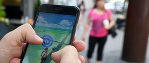 Aufs Handy konzentriert statt auf die Straße: Der ADAC warnt Pokémon-Go-Spieler vor Gefahren. 