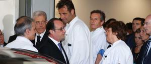 Präsident Francois Hollande (Mitte) und Innenminister Bernard Cazeneuve (links) vor dem Pasteur-Hospital in Nizza.