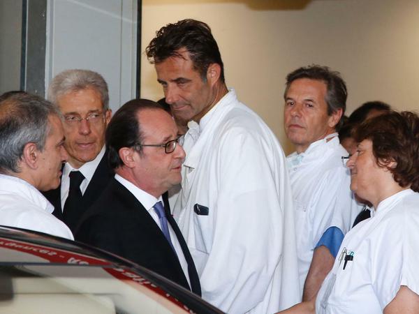 Präsident Francois Hollande (Mitte) und Innenminister Bernard Cazeneuve (links) vor dem Pasteur-Hospital in Nizza.