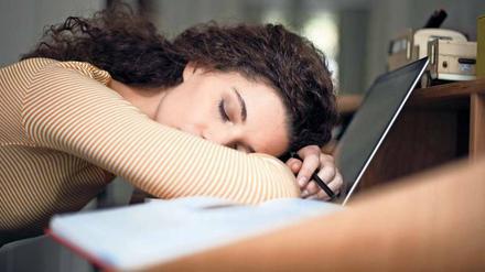 Erschöpft. Immer mehr Arbeitnehmer arbeiten länger als vereinbart, um ihre Aufgaben zu erledigen.