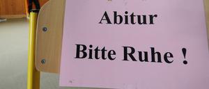 Erst die schweren Prüfungen, dann der Spaß. Für Berliner Schüler Berliner Schüler wird die Abireise zum Ärgernis.