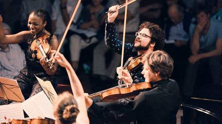 Schöne neue Welt. Tai Murray, Jonian Ilias Kadesha, James Boyd und Lily Francis im Finale von Dvoráks Streichquintett Es-Dur, aufgeführt auf der Burg Lockenhaus.
