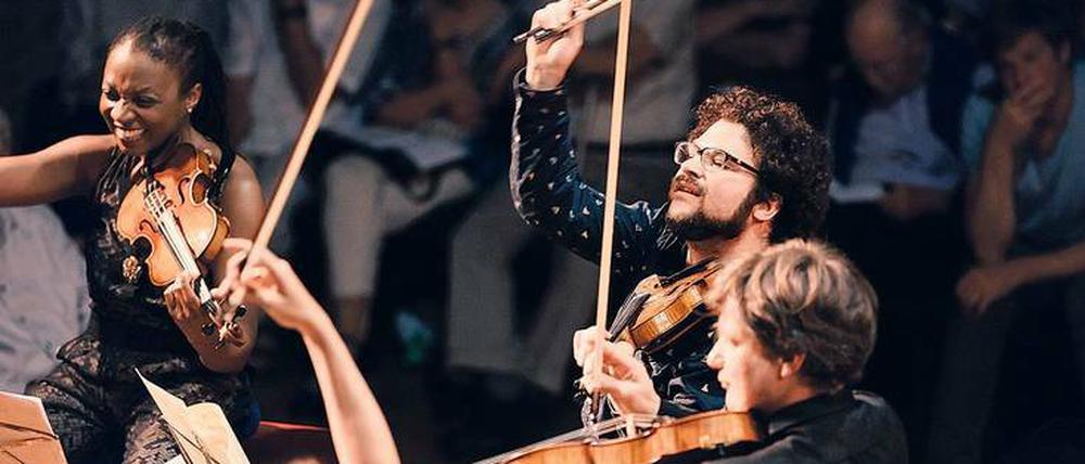 Schöne neue Welt. Tai Murray, Jonian Ilias Kadesha, James Boyd und Lily Francis im Finale von Dvoráks Streichquintett Es-Dur, aufgeführt auf der Burg Lockenhaus.