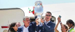Fernando Santos (links) und Cristiano Ronaldo werden auf dem Flughafen bejubelt.
