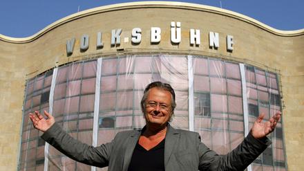 Ein Bild aus sonnigen Tagen. Frank Castorf 2006 vor seinem Haus, der Berliner Volksbühne. 