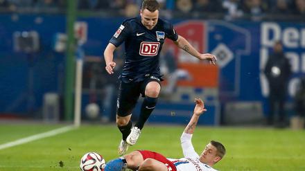 Da war er noch ein Aufsteiger. Roy Beerens mit dem Hamburger Ivo Ilicevic (unten) Anfang 2015. 