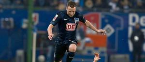 Da war er noch ein Aufsteiger. Roy Beerens mit dem Hamburger Ivo Ilicevic (unten) Anfang 2015. 