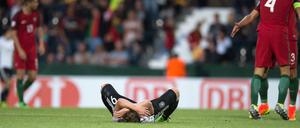 Cedric Teuchert liegt zerstört am Boden, während sich die Portugiesen feiern.