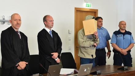 Verdeckt. Silvio S. muss sich vor dem Potsdamer Landgericht wegen der Tötung zwei Jungen verantworten.