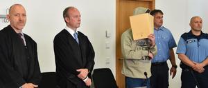 Verdeckt. Silvio S. muss sich vor dem Potsdamer Landgericht wegen der Tötung zwei Jungen verantworten.