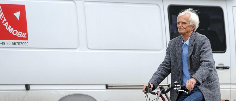 Hans-Christian Ströbele auf dem Fahrrad.