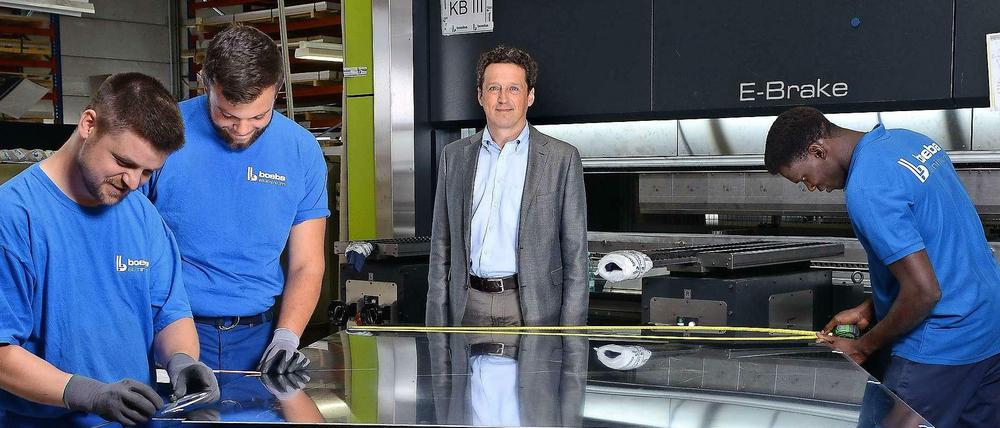 Boeba-Chef Jakob Maechler (2.v.r.) mit drei seiner Azubis in der Werkstatt