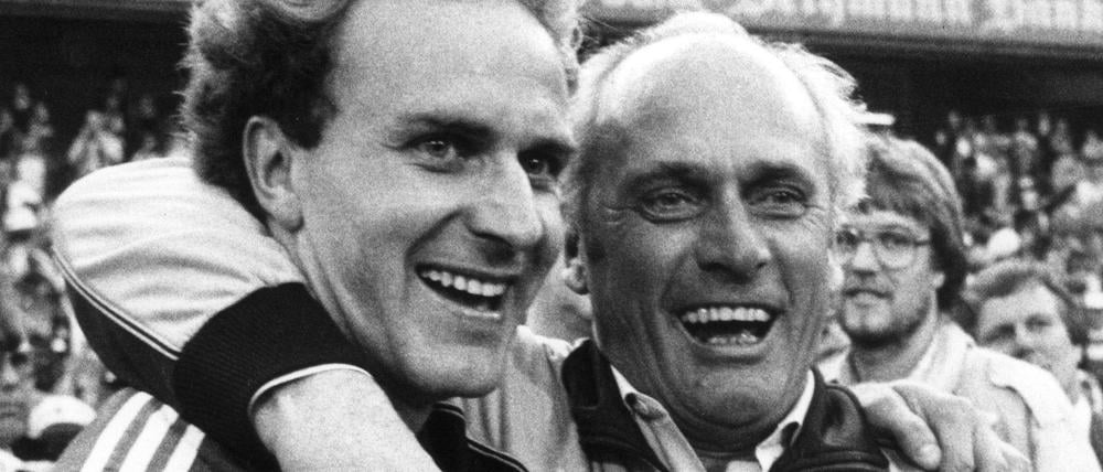 Erfolgsduo: Bayern-Trainer Udo Lattek und sein Stürmerstar Karl-Heinz Rummenigge 1984 im Frankfurter Waldstadion.