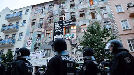 Linksautonome protestieren in Berlin in der Rigaer Straße.