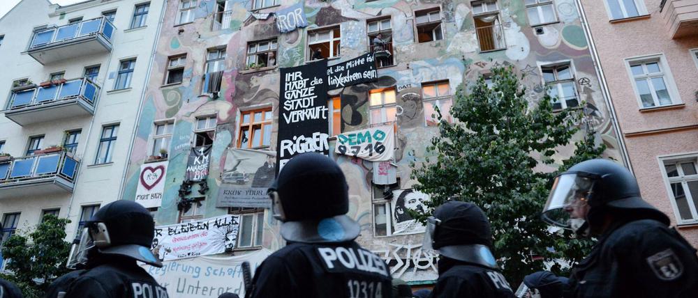 Linksautonome protestieren in Berlin in der Rigaer Straße.