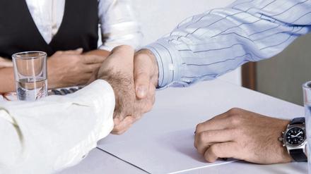 Unter Männern. So einen Handschlag wie auf diesem Symbolbild hätte der Imam wohl nicht verweigert.