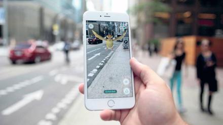Die neuen Pokémons sind überall zu finden: auf der Straße, in Büroräumen, der Wohnung. Dieser Pokémon-Spieler streift durch Toronto, Ontario.