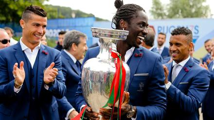 So sehen Sieger aus. Die portugiesischen Fußballer Cristiano Ronaldo (links), Eder (Mitte) und Nani verlassen Paris mit dem EM-Pokal.