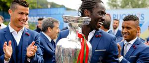 So sehen Sieger aus. Die portugiesischen Fußballer Cristiano Ronaldo (links), Eder (Mitte) und Nani verlassen Paris mit dem EM-Pokal.