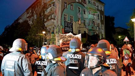 Polizisten bei einem der vielen Einsätze in der Rigaer Straße in Friedrichshain.