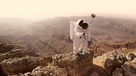 Was Astronauten in ihrer Freizeit treiben hat der französische Fotograf Julien Mauve festgehalten.