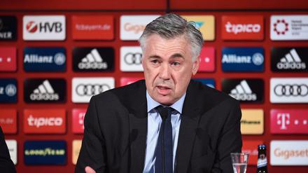 Der neue Trainer Carlo Ancelotti spricht bei einer Pressekonferenz.