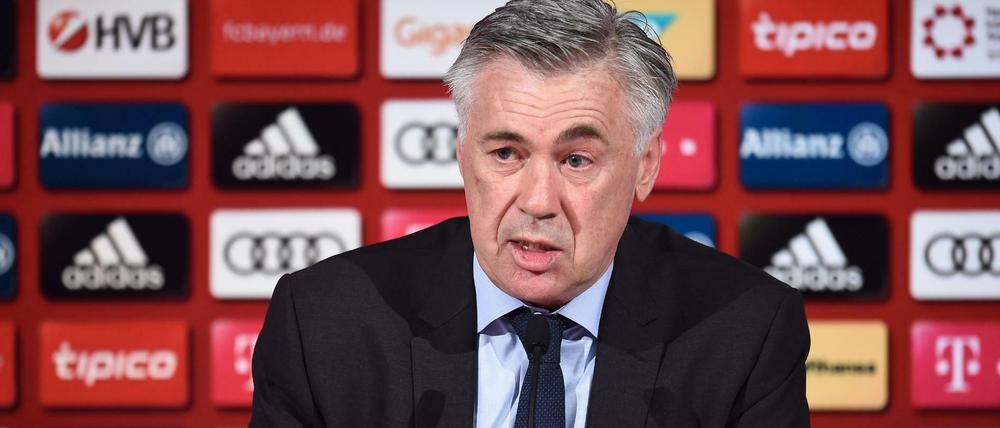 Der neue Trainer Carlo Ancelotti spricht bei einer Pressekonferenz.