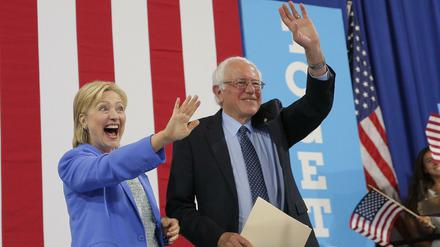 Bernie Sanders und Hillary Clinton bei einer gemeinsamen Wahlkampfveranstaltung in New Hampshire.