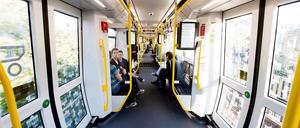 Ein Zug des neuen U-Bahnmodells (IK) der Berliner Verkehrsbetriebe (BVG) startete im Herbst 2015 am Bahnsteig des U-Bahnhofs Warschauer Straße in Berlin zu seiner Jungfernfahrt.