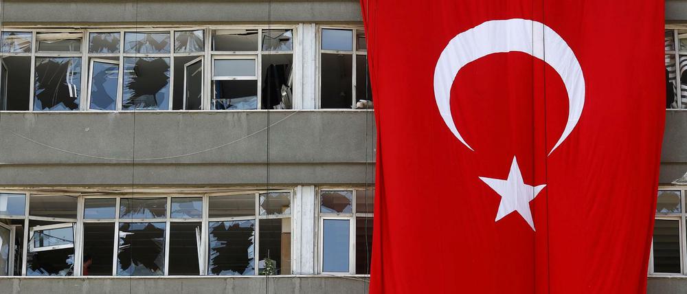 Eine türkische Flagge an einem beschädigten Polizeigebäude in Ankara