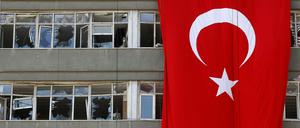 Eine türkische Flagge an einem beschädigten Polizeigebäude in Ankara