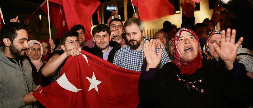 Türken protestieren vor der türkischen Botschaft in Berlin gegen den Militärputsch in der Türkei.