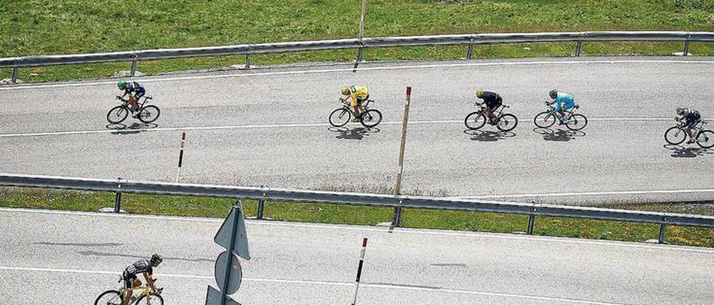 Abfahrtsrennen. Christopher Froome (im Gelben Trikot) zeigt neuerdings seine Qualitäten auch dann, wenn es bergab geht.