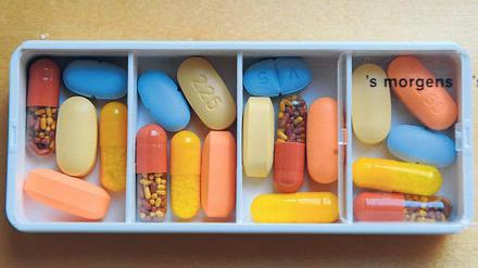 Virusblockade. Neue Medikamente – hier die Tagesration eines Aids-Patienten – machten aus der unheilbaren Krankheit eine chronische Infektion.