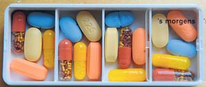 Virusblockade. Neue Medikamente – hier die Tagesration eines Aids-Patienten – machten aus der unheilbaren Krankheit eine chronische Infektion.