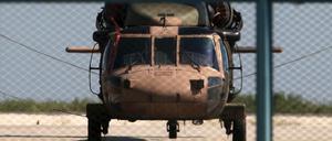 Der türkische Militärhubschrauber am Flughafen von Alexandroupolis airport.