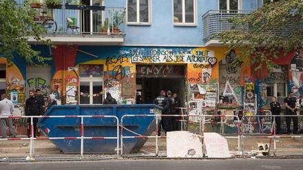 Polizisten stehen vor dem Haus Rigaer Straße 94 in Berlin. 