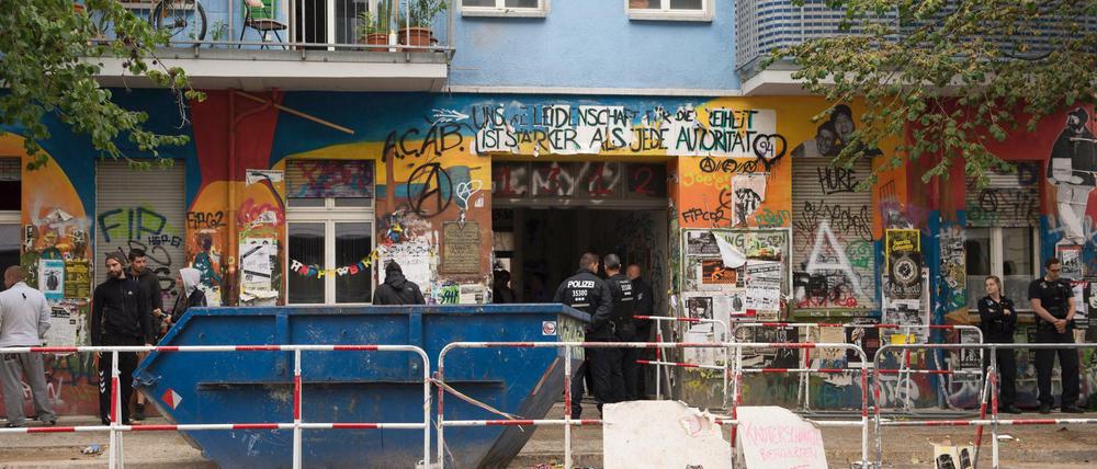 Polizisten stehen vor dem Haus Rigaer Straße 94 in Berlin. 