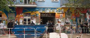 Polizisten stehen vor dem Haus Rigaer Straße 94 in Berlin. 
