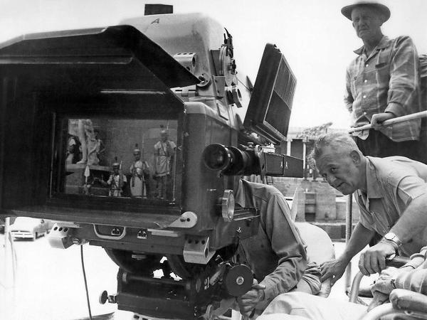 Regisseur William Wyler (ohne Hut) bei den Dreharbeiten.