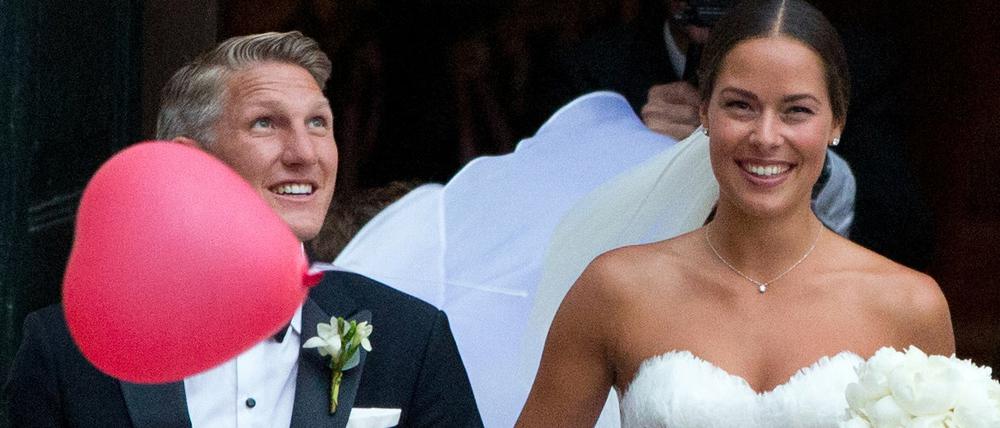 Echte Ehe, voll begünstigt: Der Profifußballer Bastian Schweinsteiger und die Tennisspielerin Ana Ivanovi· bei ihrer Hochzeit in Venedig vergangene Woche. 