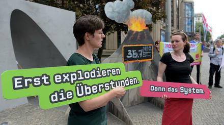 Wenige Demonstranten nehmen am Dienstag in Berlin an der Aktion "Überstundenberg" der Gewerkschaft Verdi zum Tag der Pflegenden teil. In Deutschland haben Arbeitnehmer nach Schätzungen der Bundesagentur für Arbeit im vergangenen Jahr insgesamt fast eine Milliarde unbezahlter Überstunden geleistet.