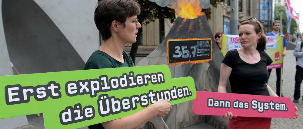 Wenige Demonstranten nehmen am Dienstag in Berlin an der Aktion "Überstundenberg" der Gewerkschaft Verdi zum Tag der Pflegenden teil. In Deutschland haben Arbeitnehmer nach Schätzungen der Bundesagentur für Arbeit im vergangenen Jahr insgesamt fast eine Milliarde unbezahlter Überstunden geleistet.