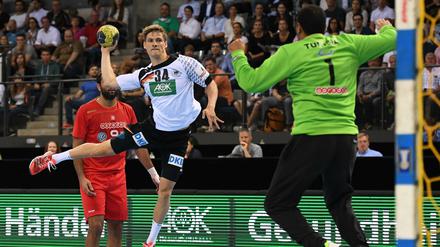 Da war was los. Deutschlands Rune Dahmke wirft den Ball gegen Tunesiens Torwart Marrem Missaoui. 