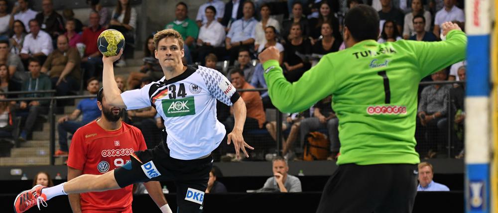 Da war was los. Deutschlands Rune Dahmke wirft den Ball gegen Tunesiens Torwart Marrem Missaoui.