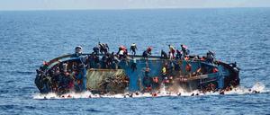 Gefährliche Flucht: Ein kenterndes Flüchtlingsboot auf dem Mittelmeer