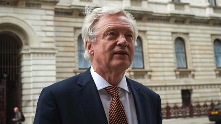 Der britische Brexit-Minister David Davis kündigt an, dass EU-Bürgern ein dauerhaftes Aufenthaltsrecht in Großbritannien verwehrt werden könnte