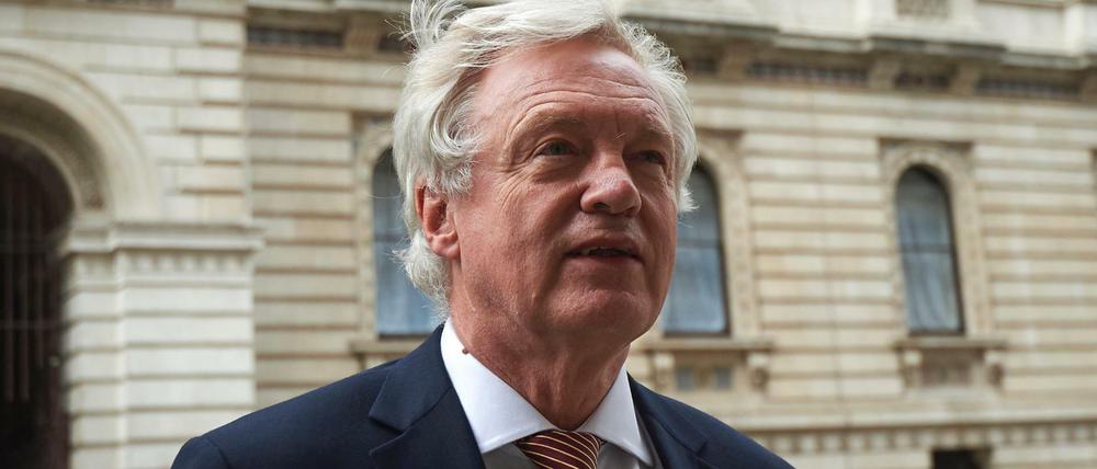 Der britische Brexit-Minister David Davis kündigt an, dass EU-Bürgern ein dauerhaftes Aufenthaltsrecht in Großbritannien verwehrt werden könnte