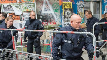 Polizisten mussten Eigentum sichern, von dem nicht klar ist, wem es gehört.