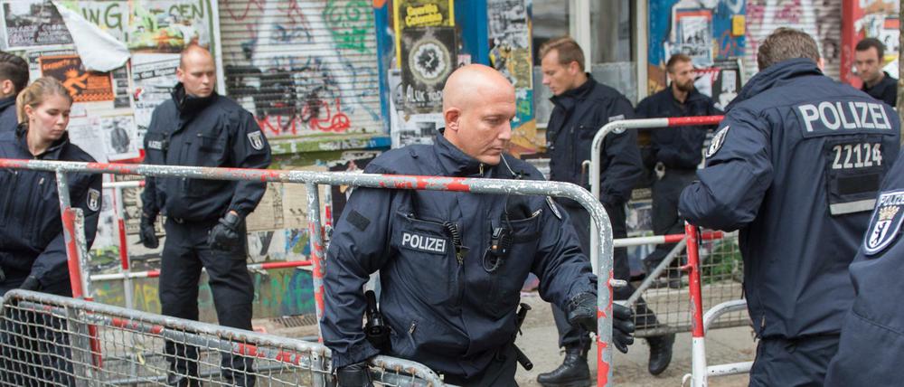 Polizisten mussten Eigentum sichern, von dem nicht klar ist, wem es gehört.